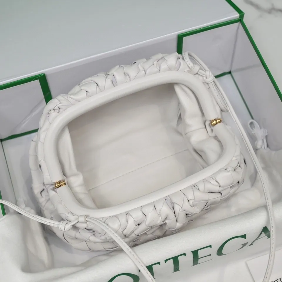 Batch 1260 Small Cloud Large Plaid Weaving The pouch Cloud bag is the first series designed by former Celine designer Daniel Lee after joining BV. The upper body is extremely ecstatic ~ fashionable and classy ~ elegant and concise, lazy and intellectual size: 23*13*8 [Little Cloud Rough Weave#]